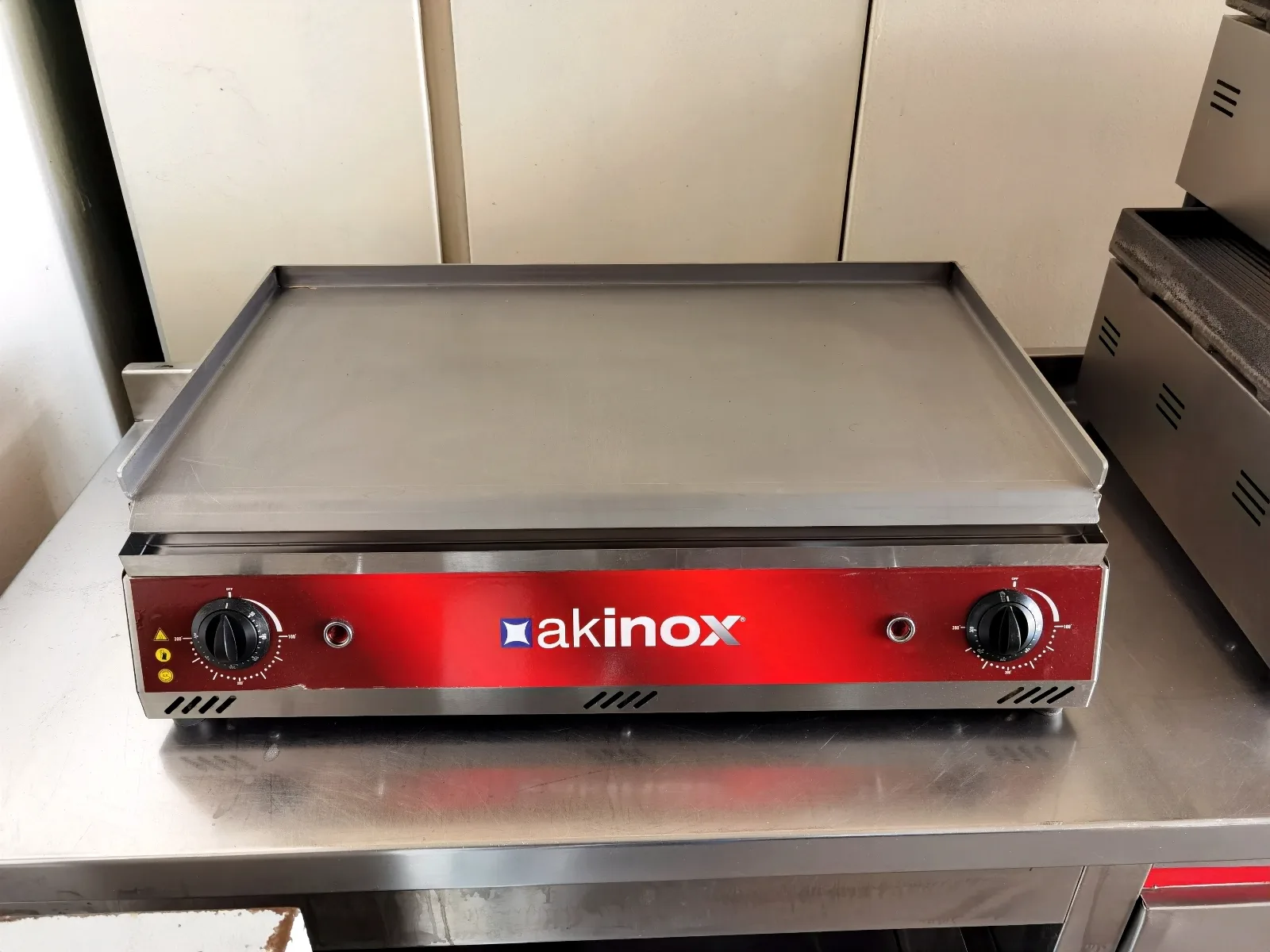 Akinox 70 cm Elektrikli Pleyt Izgara