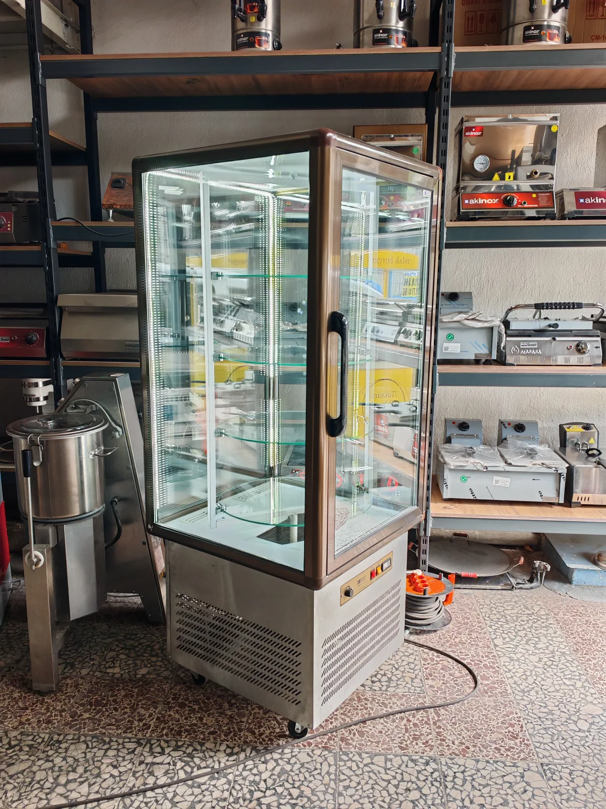 Uğur Döner Raflı Pasta Ve Çikolata Teşhir Dolabı